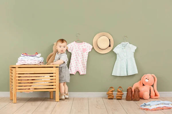 Söt baby med snygga kläder hemma — Stockfoto