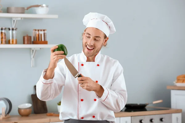 Cozinha masculina chef na cozinha — Fotografia de Stock