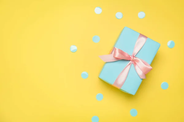 Bella scatola regalo su sfondo a colori — Foto Stock