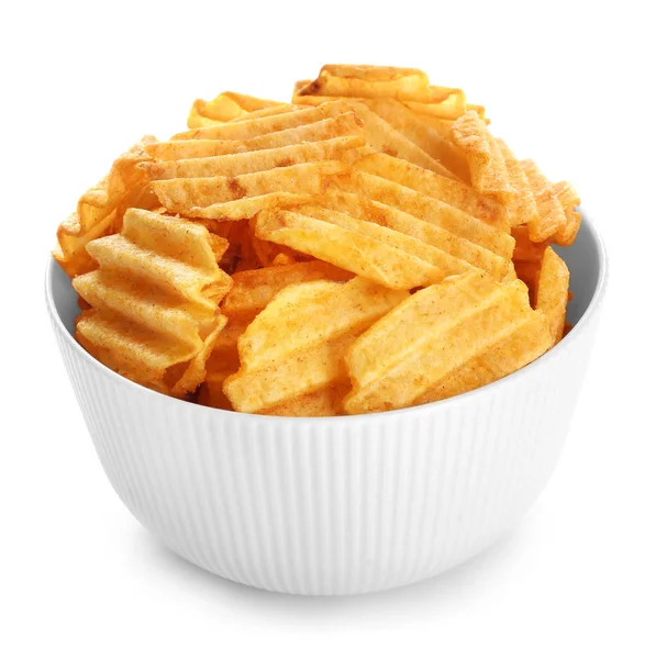 Чаша с вкусными картофельными чипсами на белом фоне — стоковое фото