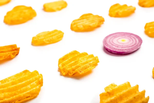 Leckere Kartoffelchips auf weißem Hintergrund — Stockfoto