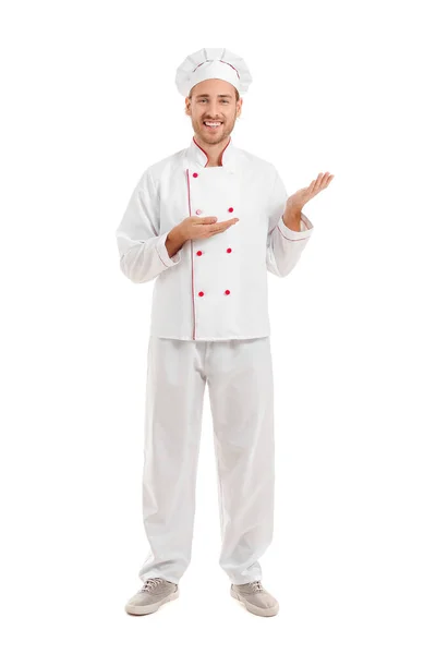 Bonito chef masculino mostrando algo no fundo branco — Fotografia de Stock