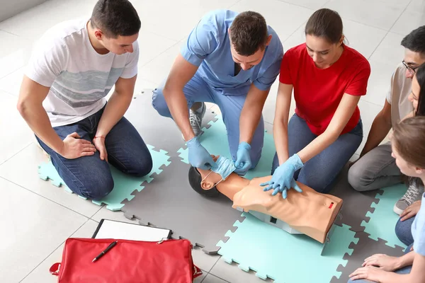 첫 번째 보조 훈련 과정에서 마네킹으로 CPR 을 실연하는 강사들 — 스톡 사진