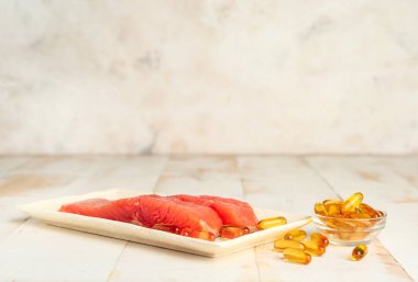 Tabakta balık ve yağ hapları var.