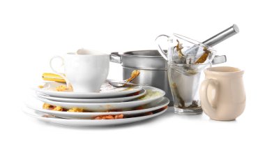 Beyaz arkaplanda kirli boş tabaklar