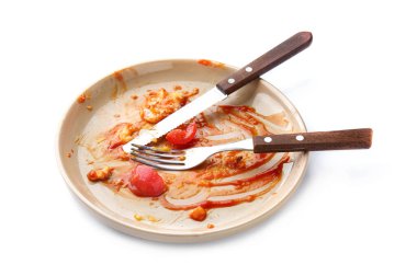 Kirli boş tabak, beyaz arka planda çatal bıçak takımı.