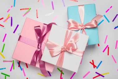 Beyaz arka planda güzel hediye kutuları