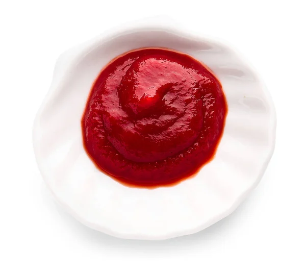 Тарелка с вкусным томатным соусом на белом фоне — стоковое фото