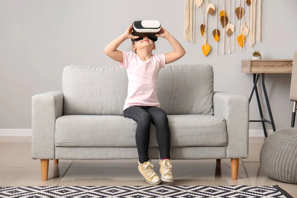 Little girl with virtual reality glasses at home — Stock Photo, Image