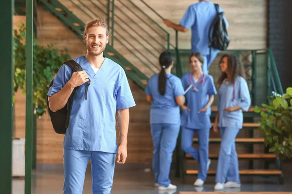 Skupina studentů medicíny na chodbě moderní kliniky — Stock fotografie