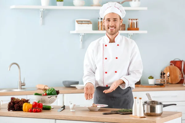 Männlicher Koch mit vorbereitetem Gericht in der Küche — Stockfoto