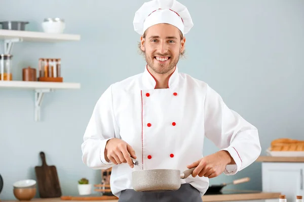 Mężczyzna szef kuchni w kuchni — Zdjęcie stockowe