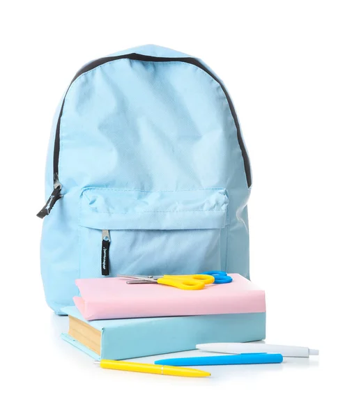 Schulrucksack mit Schreibwaren auf weißem Hintergrund — Stockfoto