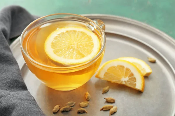 Taza de té caliente con limón en la mesa —  Fotos de Stock