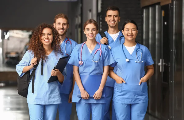 Gruppo di studenti nel corridoio dell'università medica — Foto Stock