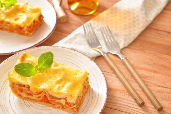 Teller mit Stück leckerer hausgemachter Lasagne auf dem Tisch — Stockfoto
