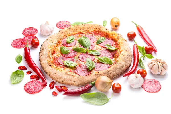 Вкусная пицца с ингредиентами на белом фоне — стоковое фото