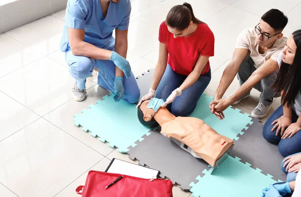 Gruppe von Personen mit Instruktor beim Erste-Hilfe-Kurs — Stockfoto