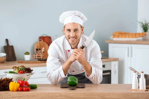 Portrét mužské šéfkuchař v kuchyni — Stock fotografie