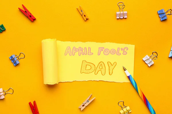 Papier plaat met tekst April Fool dag op kleur achtergrond — Stockfoto
