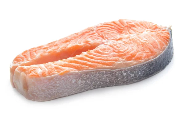 Bife de salmão cru sobre fundo branco — Fotografia de Stock