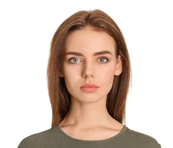 Ung kvinna med vacker makeup på vit bakgrund — Stockfoto