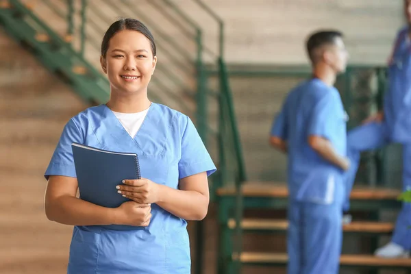 Estudante de medicina asiática feminina na clínica — Fotografia de Stock
