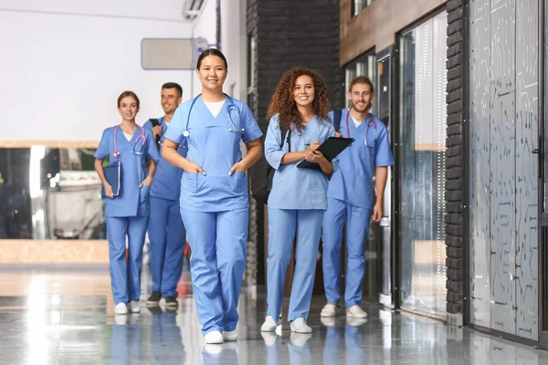 Gruppo di studenti nel corridoio dell'università medica — Foto Stock