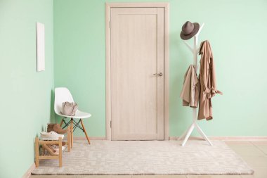 Modern salonun iç dekorasyonu ve kışlık giysiler.