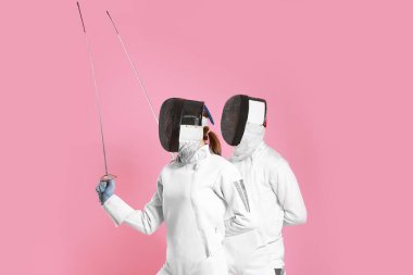 Renkli arka planda genç eskrimciler