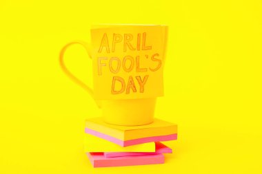 Renkli fincanlı kağıtlar. 1 Nisan şakası.