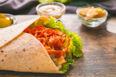 Lezzetli donör kebabı masada, yakın plan.