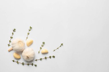 sarımsak ve beyaz arka plan üzerinde otlar