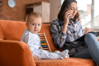 Evde bebeğiyle çalışan bir anne.