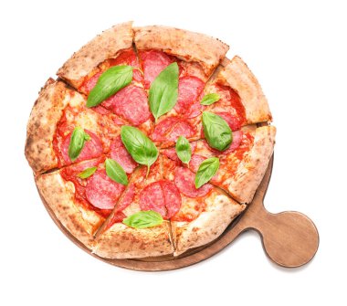 Beyaz arka planda lezzetli pizza.