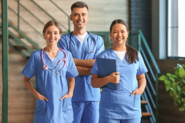 Modern klinikte bir grup tıp öğrencisi