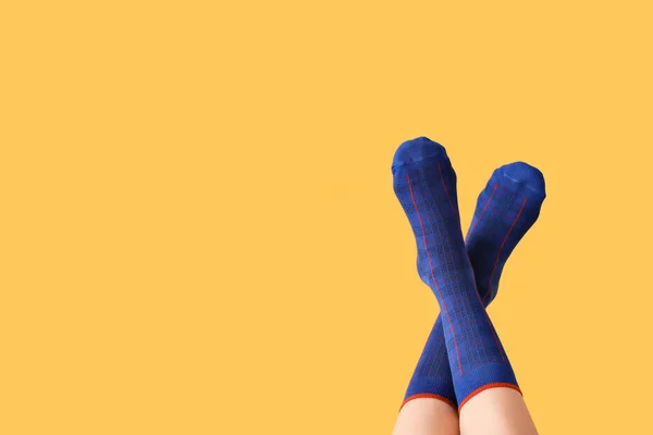Ноги молодой женщины в носках на цветном фоне — стоковое фото