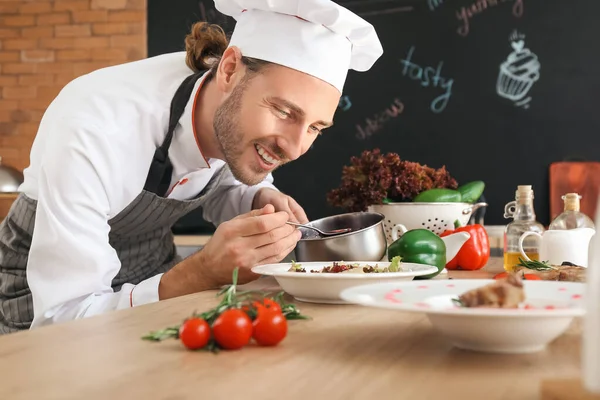 Male chef cooking in kitchen — Stock Photo, Image