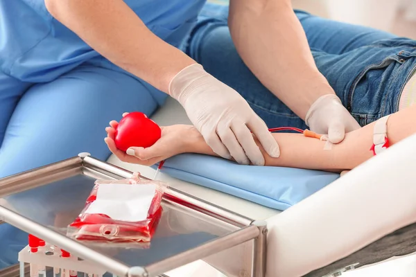 Mujer donando sangre en el hospital —  Fotos de Stock