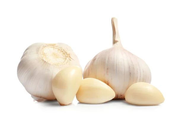 Frischer Knoblauch auf weißem Hintergrund — Stockfoto