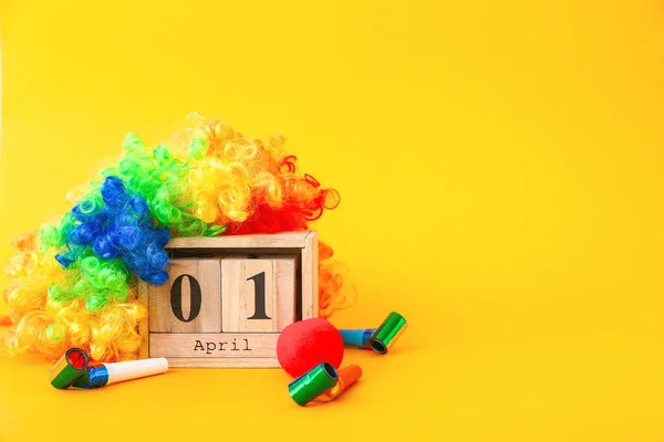 Kalendarz z datą April Fool 's Day i dekoracji party na tle koloru — Zdjęcie stockowe