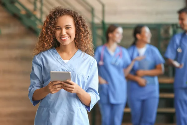 Studente di medicina afro-americana con tablet in clinica — Foto Stock