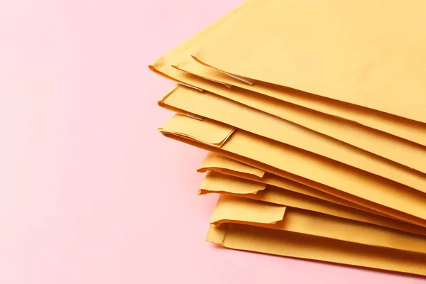 Renk arkaplanındaki kağıt zarflar, yakın plan — Stok fotoğraf