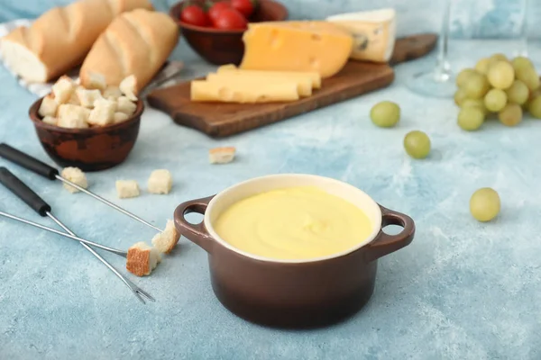 Fondue de queso con snacks sobre fondo de color —  Fotos de Stock