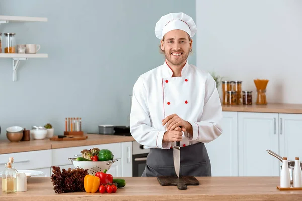 Retrato de chef masculino en la cocina —  Fotos de Stock