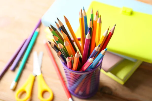 Matite e materiale scolastico sul tavolo di legno — Foto Stock