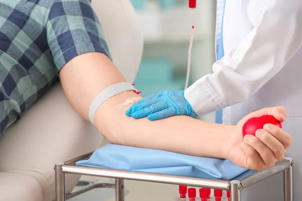 Hombre donando sangre en el hospital —  Fotos de Stock