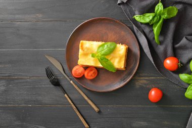 Masada lezzetli ev yapımı lazanya tabağı var.