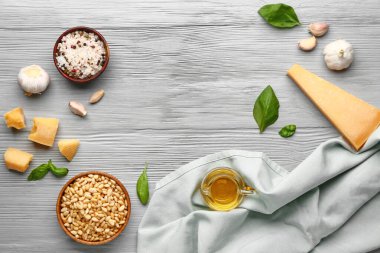 Ahşap zemin üzerinde pesto sosu için malzemeler