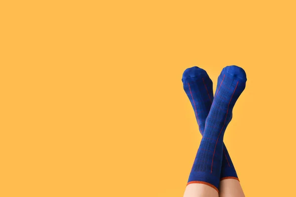 Ноги молодої жінки в шкарпетках на кольоровому фоні — стокове фото